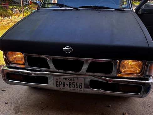 Used 1994 Nissan Pickup XE image 4