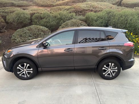 Used 2018 Toyota RAV4 LE w/ Carpet Mat Package image 2