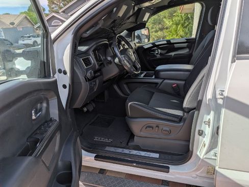 Used 2019 Nissan Titan SV w/ SV Convenience Package AWD/4WD image 4