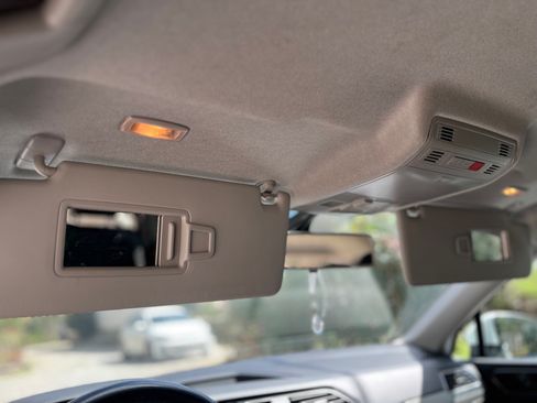 Used 2018 Volkswagen Tiguan SE image 16