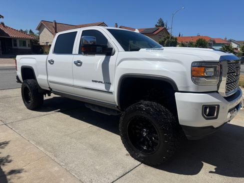 Used 2018 GMC Sierra 2500 Denali w/ Duramax Plus Package AWD/4WD image 8