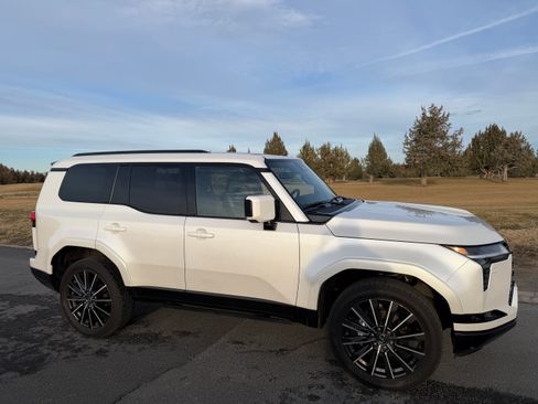 Used 2024 Lexus GX 550 w/ Accessory Package (Z1) image 2