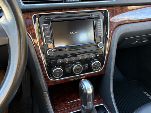 Used 2012 Volkswagen Passat 2.5 SEL image 8