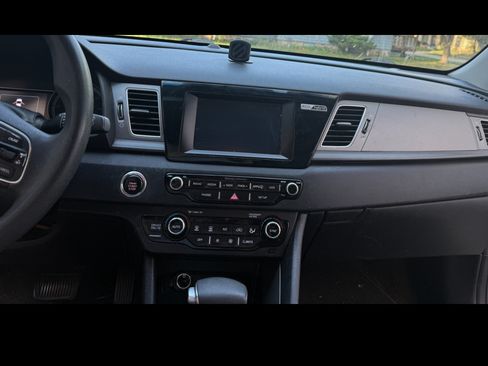Used 2018 Kia Niro LX image 15