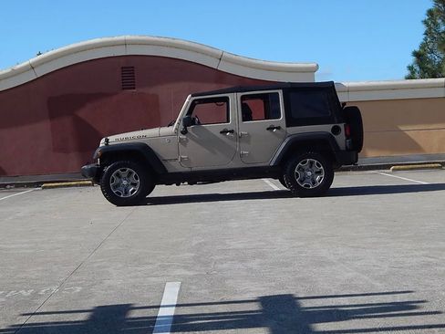 Used 2016 Jeep Wrangler Unlimited Rubicon w/ Connectivity Group image 17