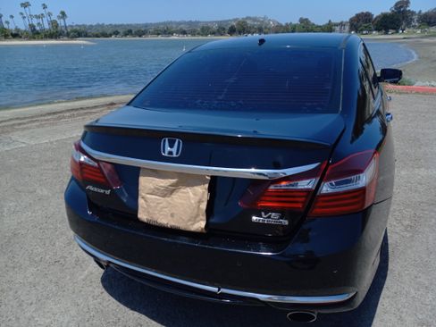 Used 2017 Honda Accord Touring image 11