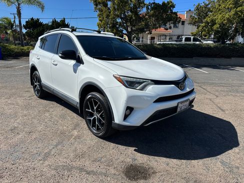 Used 2017 Toyota RAV4 SE image 10