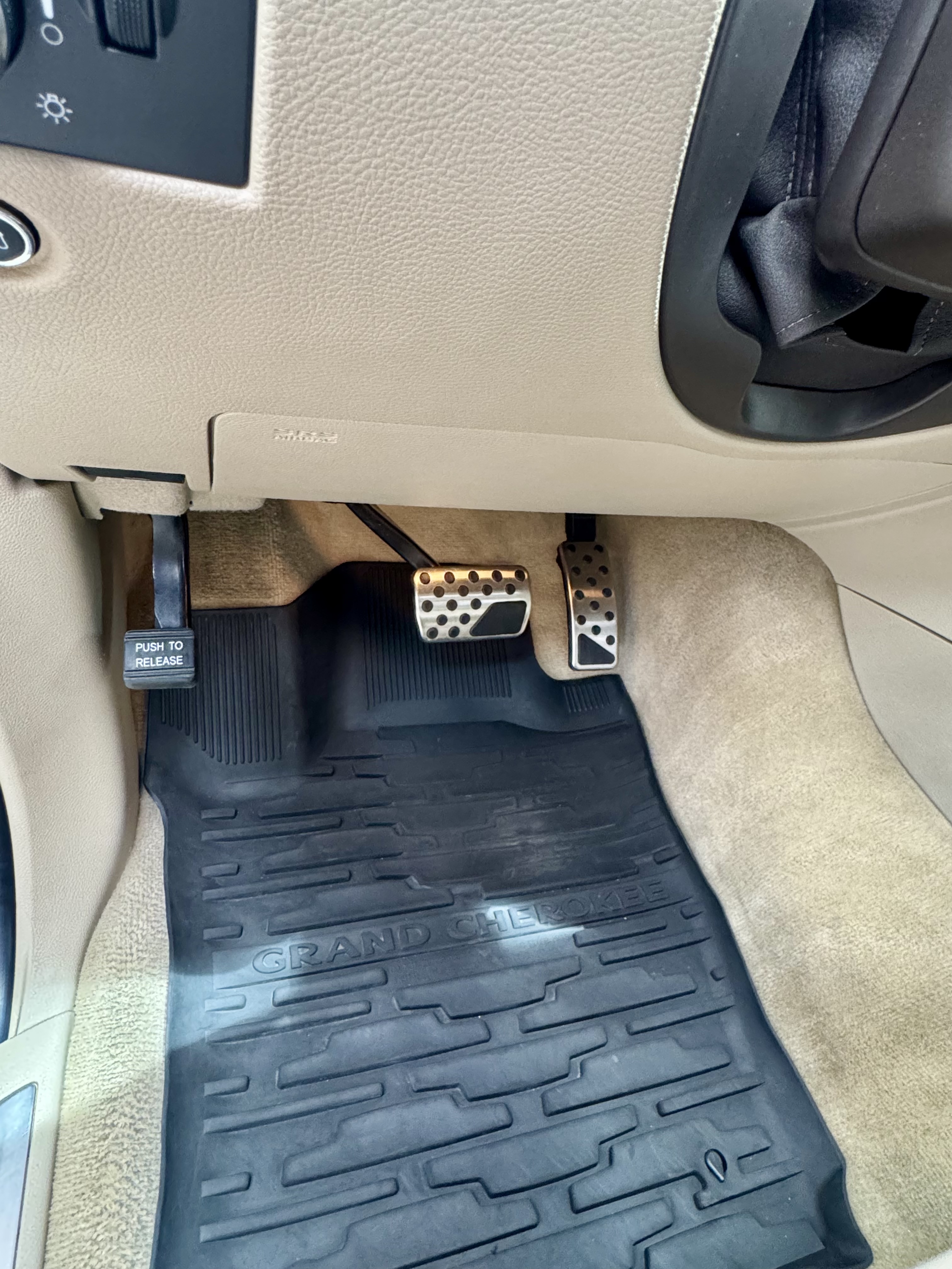 Used 2014 Jeep Grand Cherokee Overland w/ Advanced Technology Group AWD/4WD image 26