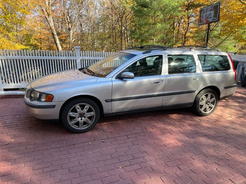 Used 2004 Volvo V70 2.5T image 2