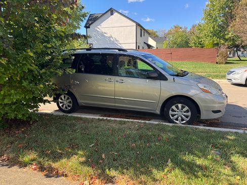 Used 2010 Toyota Sienna LE image 2
