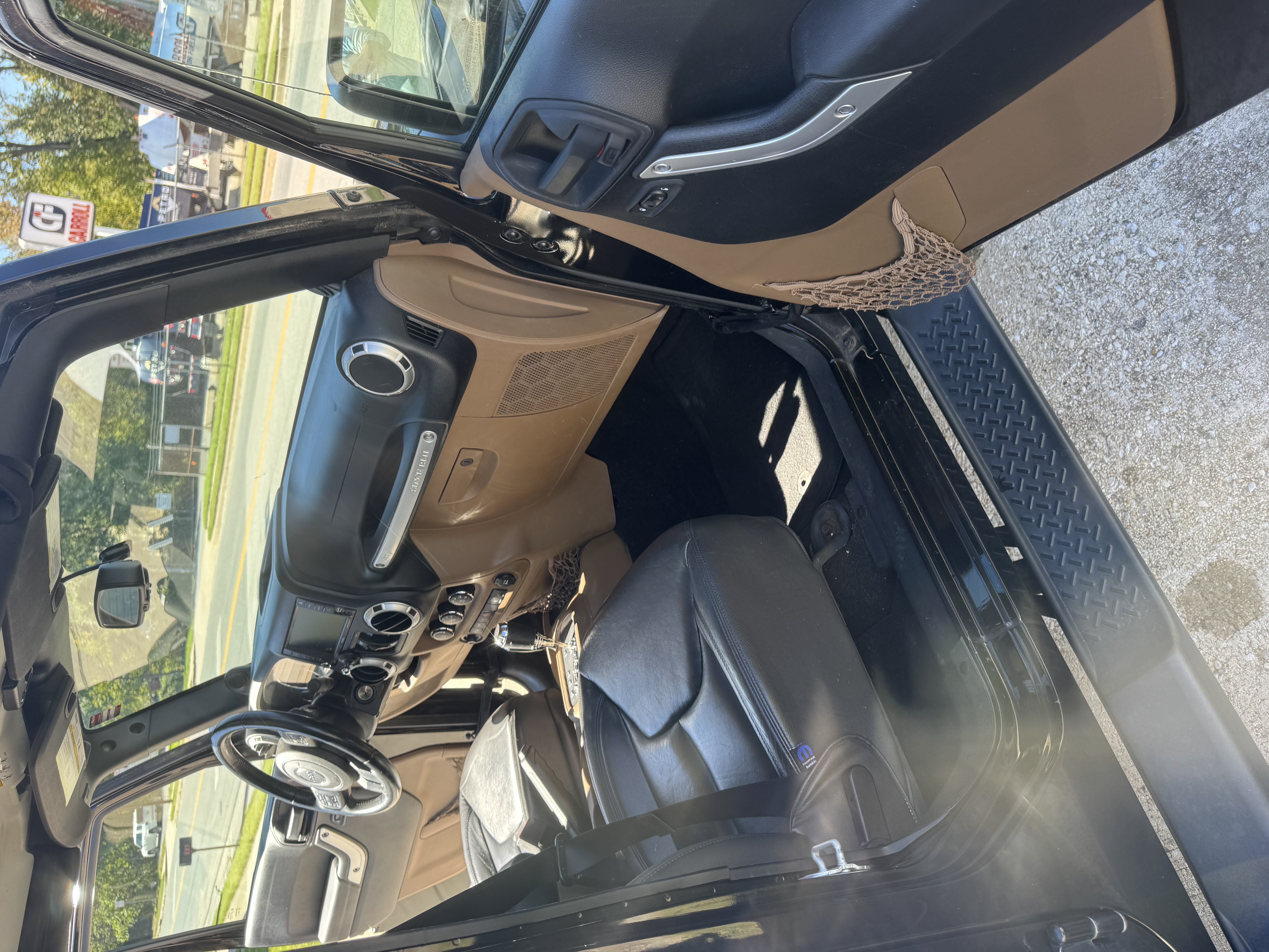 Used 2014 Jeep Wrangler Unlimited Sahara w/ Dual Top Group AWD/4WD image 8
