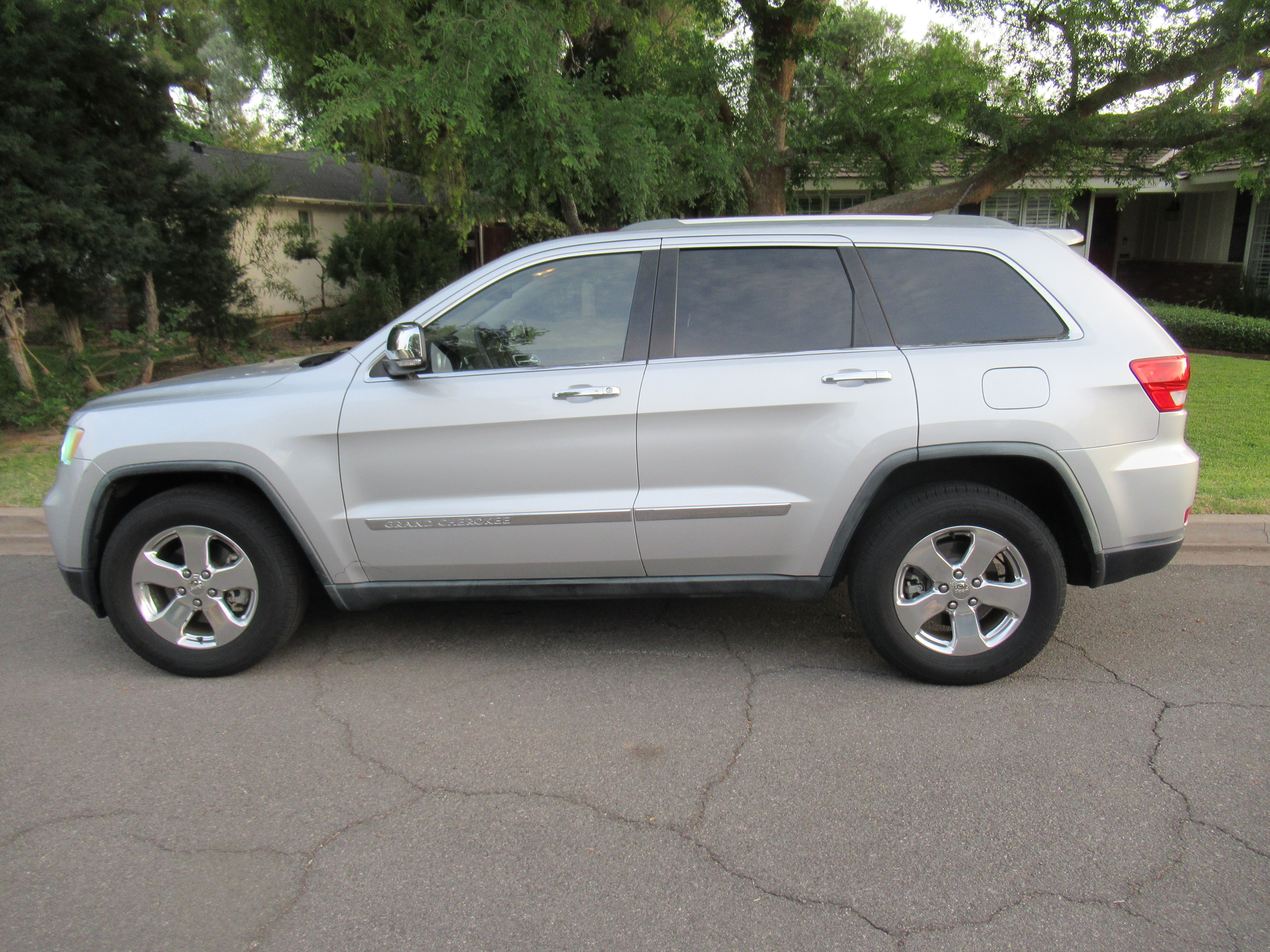 Used 2011 Jeep Grand Cherokee Limited AWD/4WD image 4