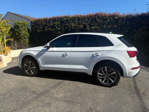 Used 2024 Audi Q5 2.0T Premium w/ Summer of Audi Package image 2