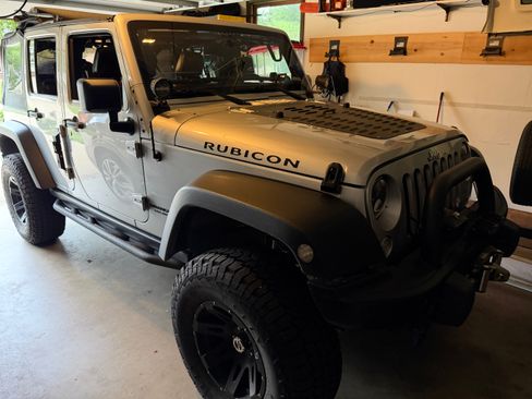 Used 2012 Jeep Wrangler Unlimited Rubicon w/ Dual Top Group AWD/4WD image 17