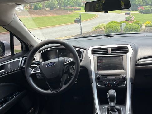 Used 2016 Ford Fusion SE FWD image 16
