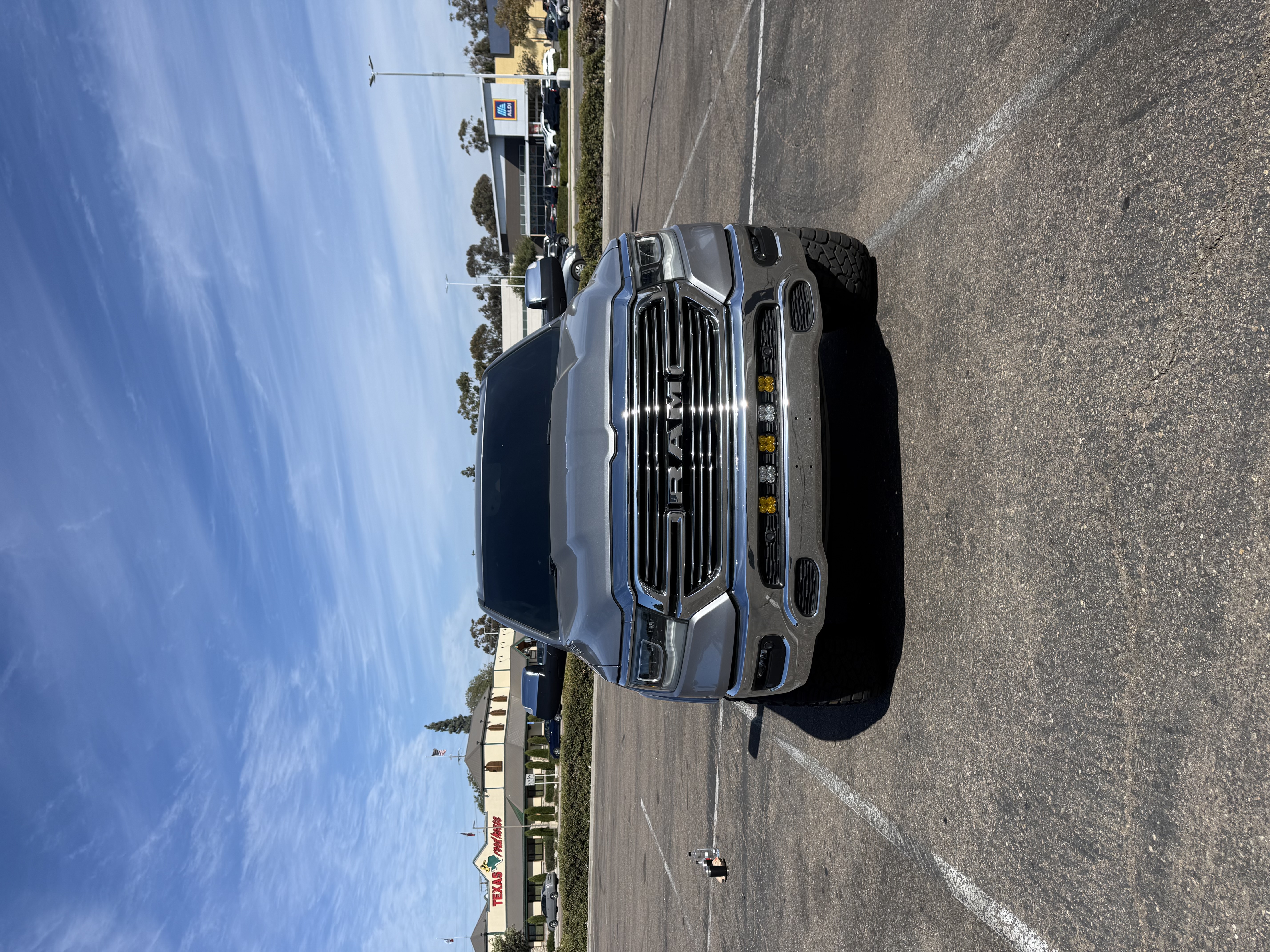 Used 2022 RAM 1500 Laramie AWD/4WD image 1