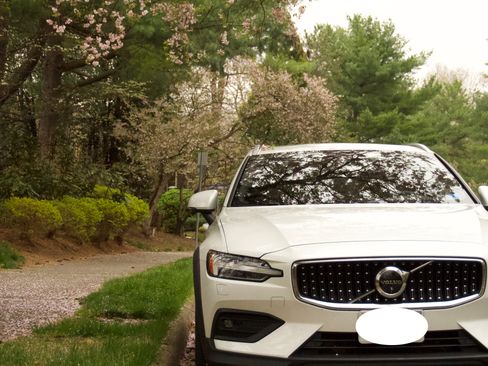 Used 2025 Volvo V60 B5 Cross Country Plus image 32