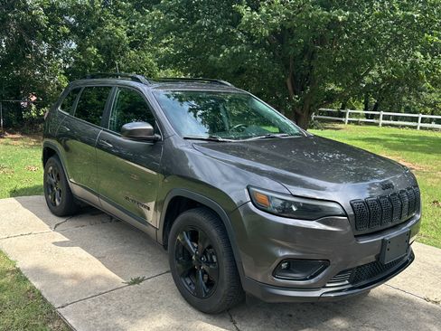 Used 2019 Jeep Cherokee Latitude Plus AWD/4WD image 6