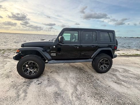 Used 2019 Jeep Wrangler Unlimited Sahara AWD/4WD image 16
