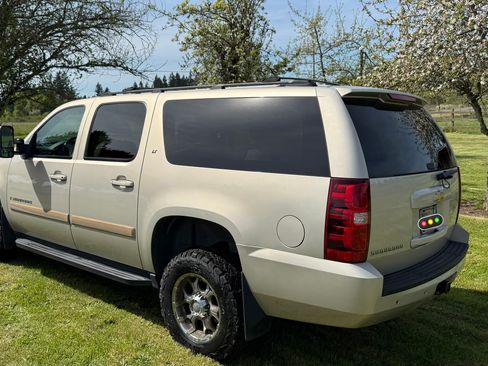 Used 2007 Chevrolet Suburban 2500 LT w/ LT Preferred Equipment Group AWD/4WD image 2