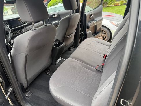 Used 2018 Toyota Tacoma TRD Off-Road AWD/4WD image 10