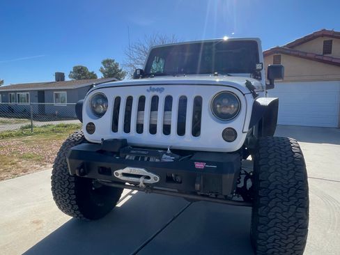 Used 2015 Jeep Wrangler Unlimited Rubicon w/ Connectivity Group image 4