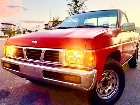 Used 1995 Nissan Pickup 2WD Regular Cab image 1