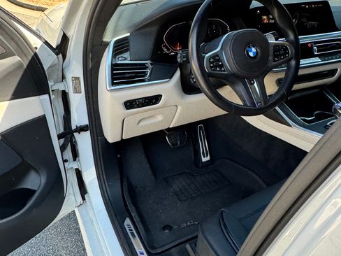 Used 2022 BMW X7 xDrive40i w/ M Sport Package image 9