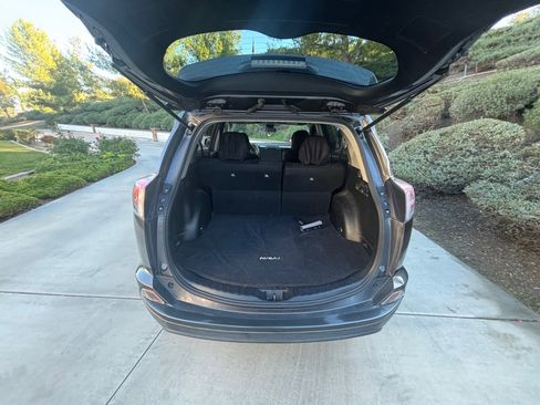 Used 2018 Toyota RAV4 LE w/ Carpet Mat Package image 12