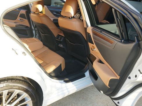 Used 2023 Lexus ES 350 Ultra Luxury w/ Accessory Package (Z2) image 18