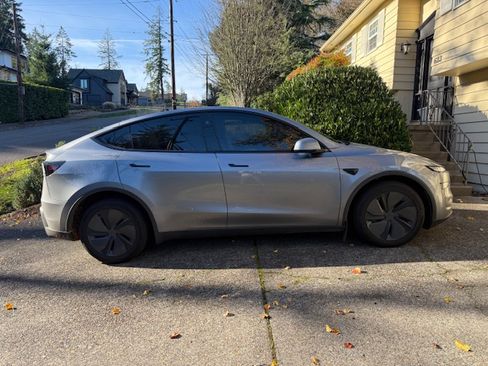 Used 2026 Tesla Model Y Long Range image 6