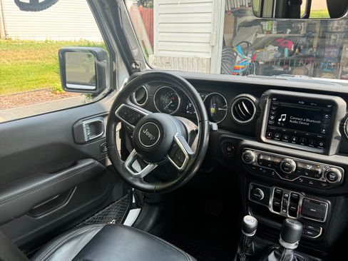 Used 2021 Jeep Wrangler Unlimited Sahara w/ Cold Weather Group AWD/4WD image 6