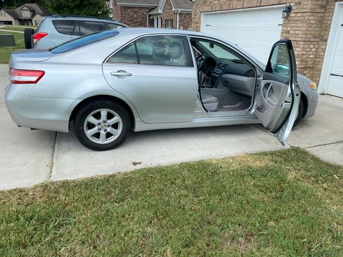 Used 2010 Toyota Camry LE FWD image 4