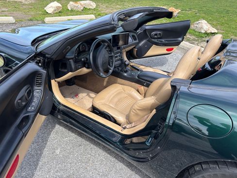 Used 2001 Chevrolet Corvette Convertible w/ Preferred Equipment Group2 RWD image 6