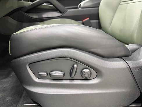 Used 2024 Porsche Cayenne image 24