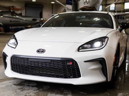 Used 2025 Toyota GR86 Premium w/ ALL Weather Mat Package (TMS) RWD image 6