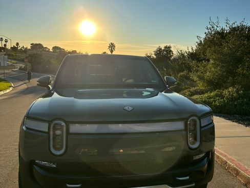 Used 2023 Rivian R1T Launch Edition image 2