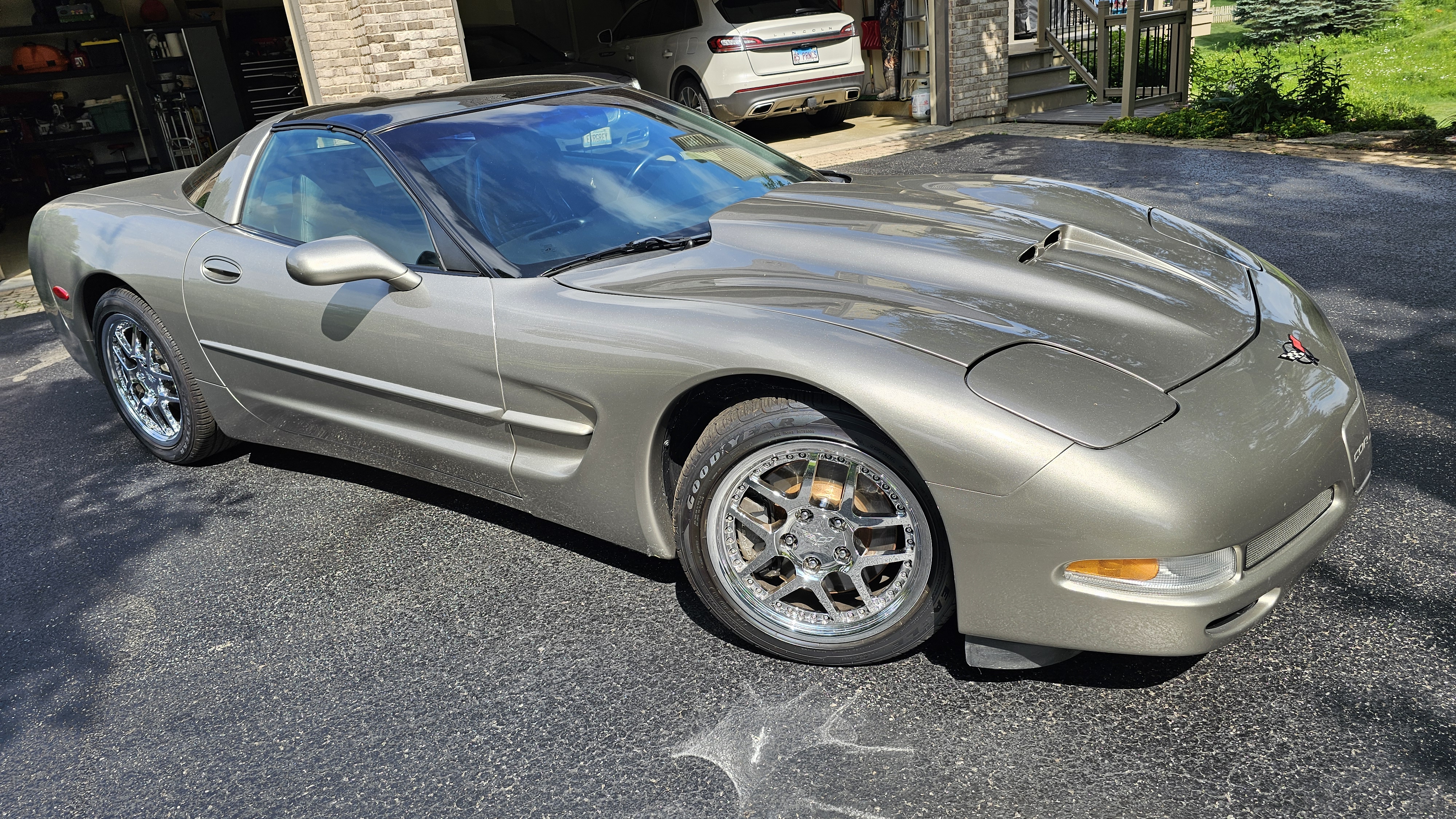 Used 2001 Chevrolet Corvette Coupe w/ Preferred Equipment Group2 RWD image 8