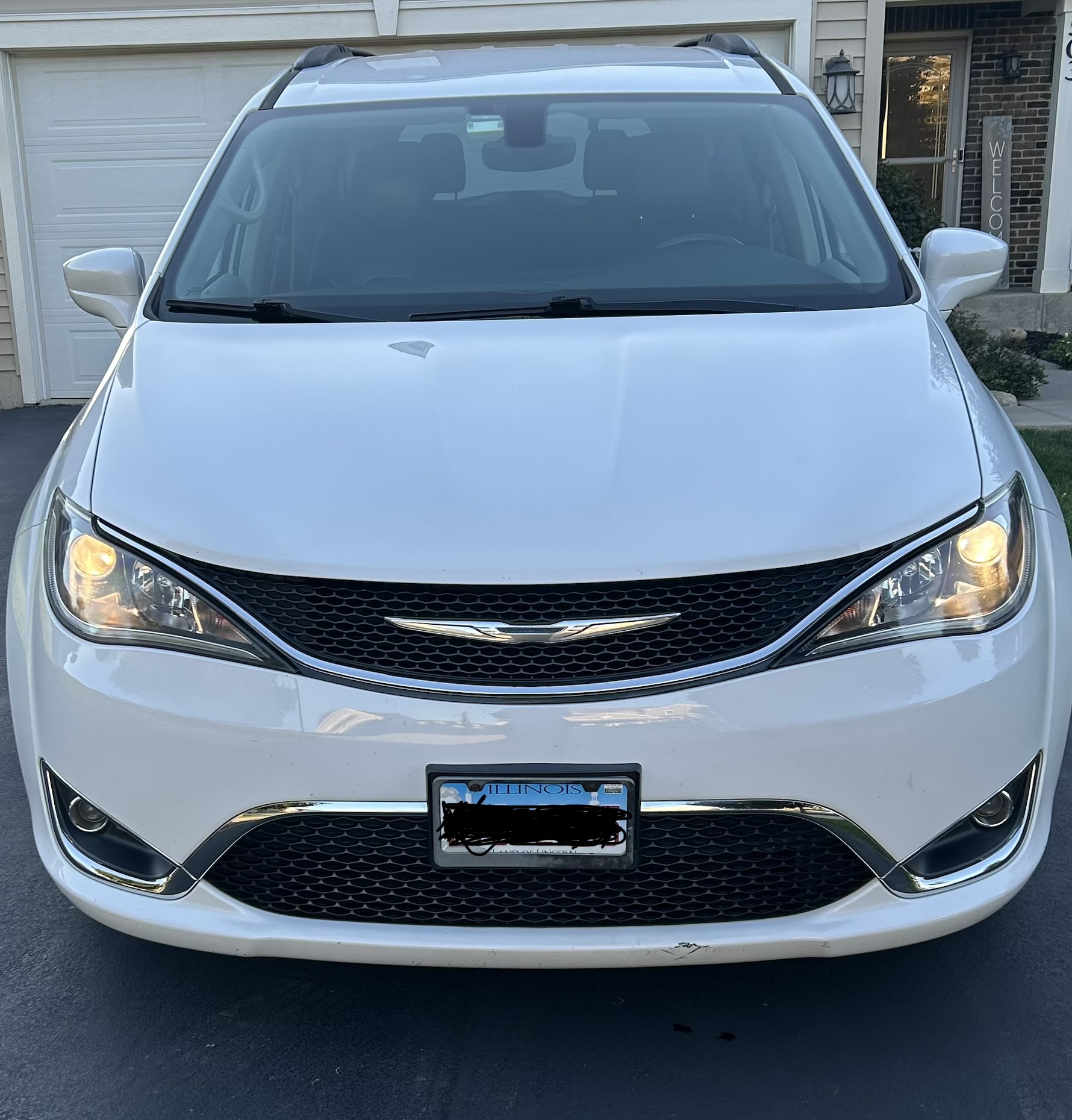 Used 2017 Chrysler Pacifica Touring-L FWD image 1