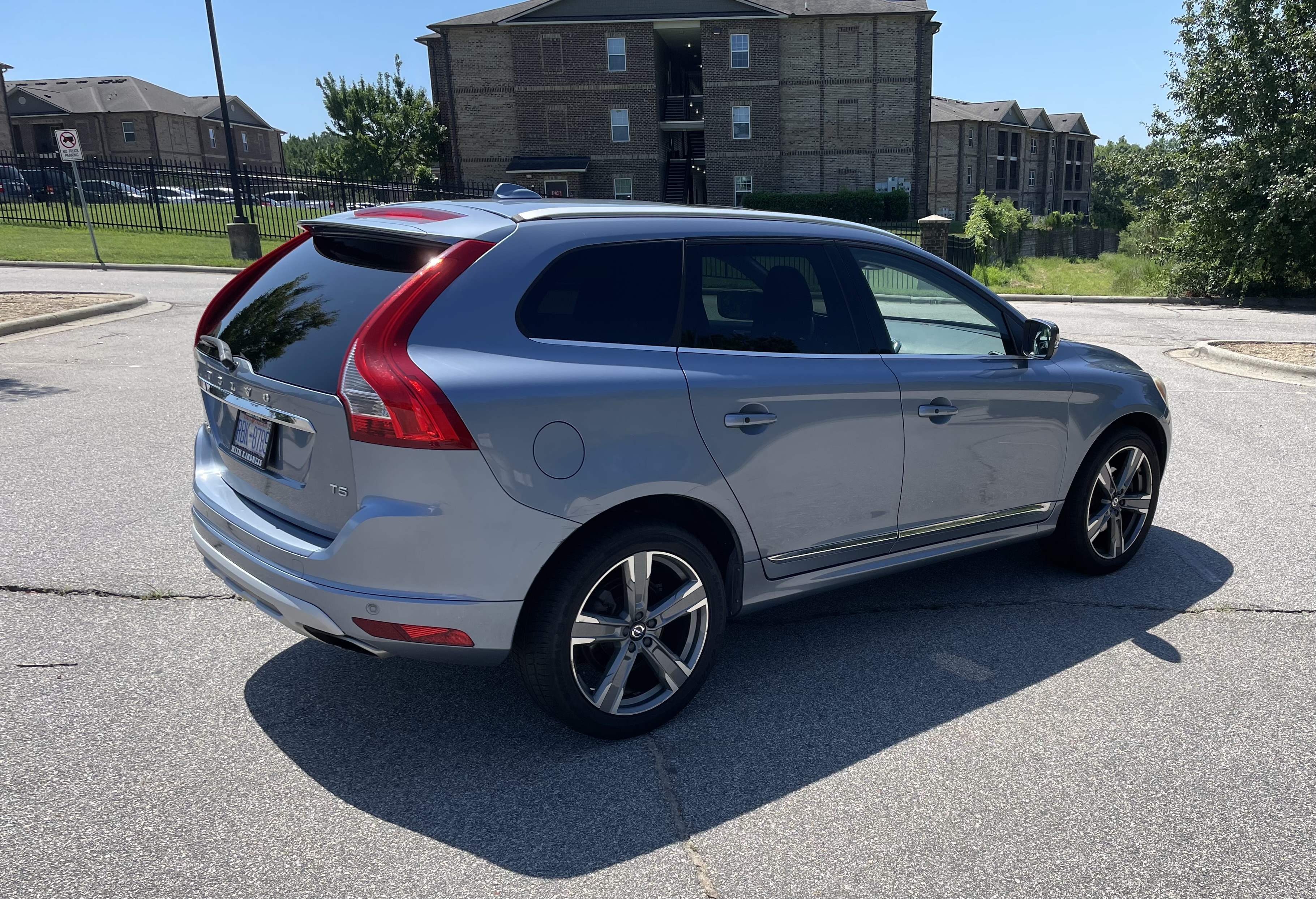 Used 2017 Volvo XC60 T5 Dynamic w/ Preferred Option Package FWD image 4