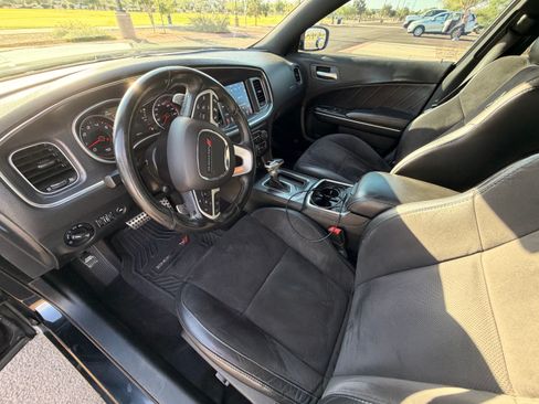 Used 2017 Dodge Charger R/T Scat Pack w/ Technology Group RWD image 2