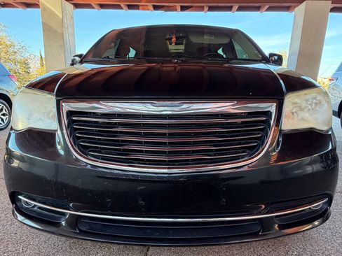 Used 2014 Chrysler Town & Country Touring image 10