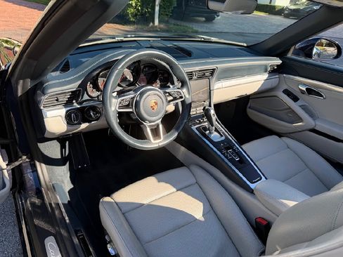 Used 2018 Porsche 911 Carrera 4 image 32