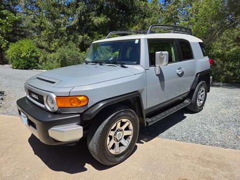 Used 2014 Toyota FJ Cruiser 4WD w/ Upgrade Package image 16