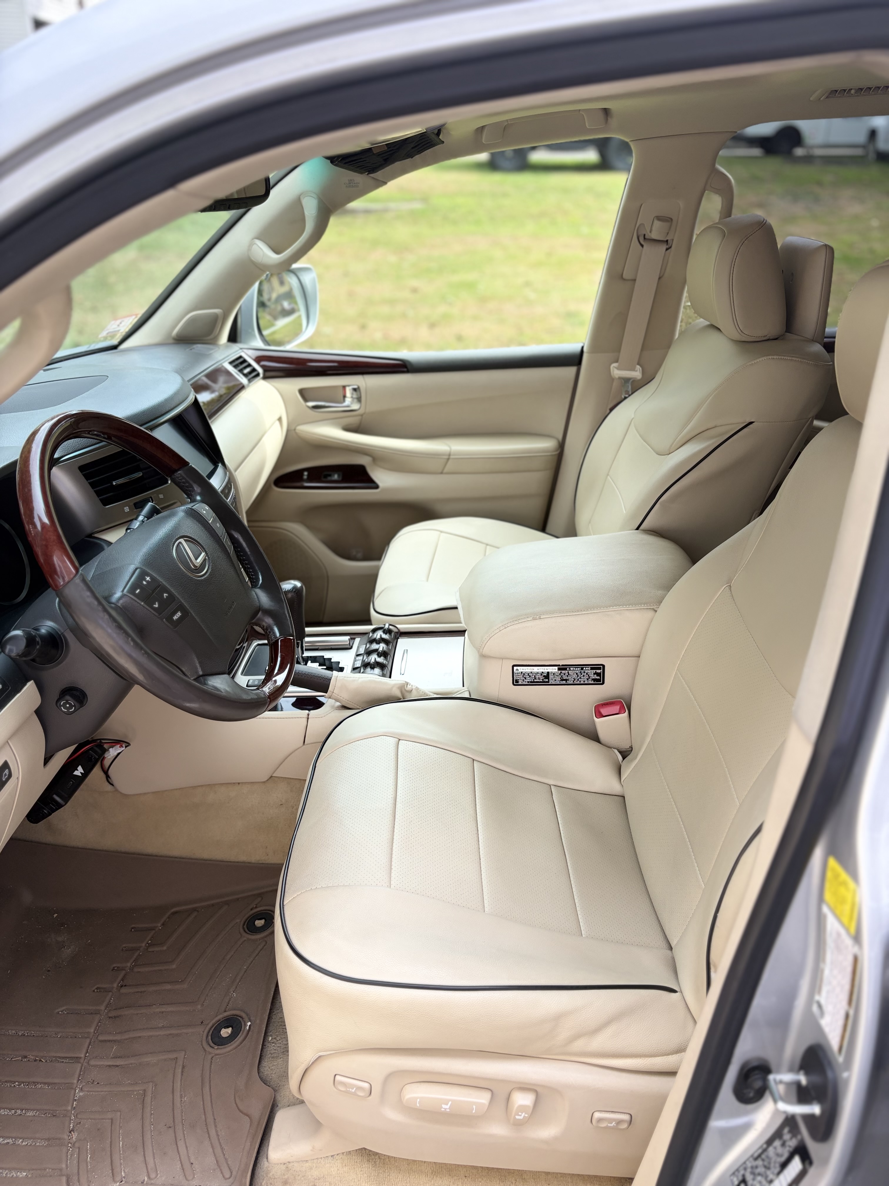 Used 2013 Lexus LX 570 4WD w/ Luxury Pkg image 8