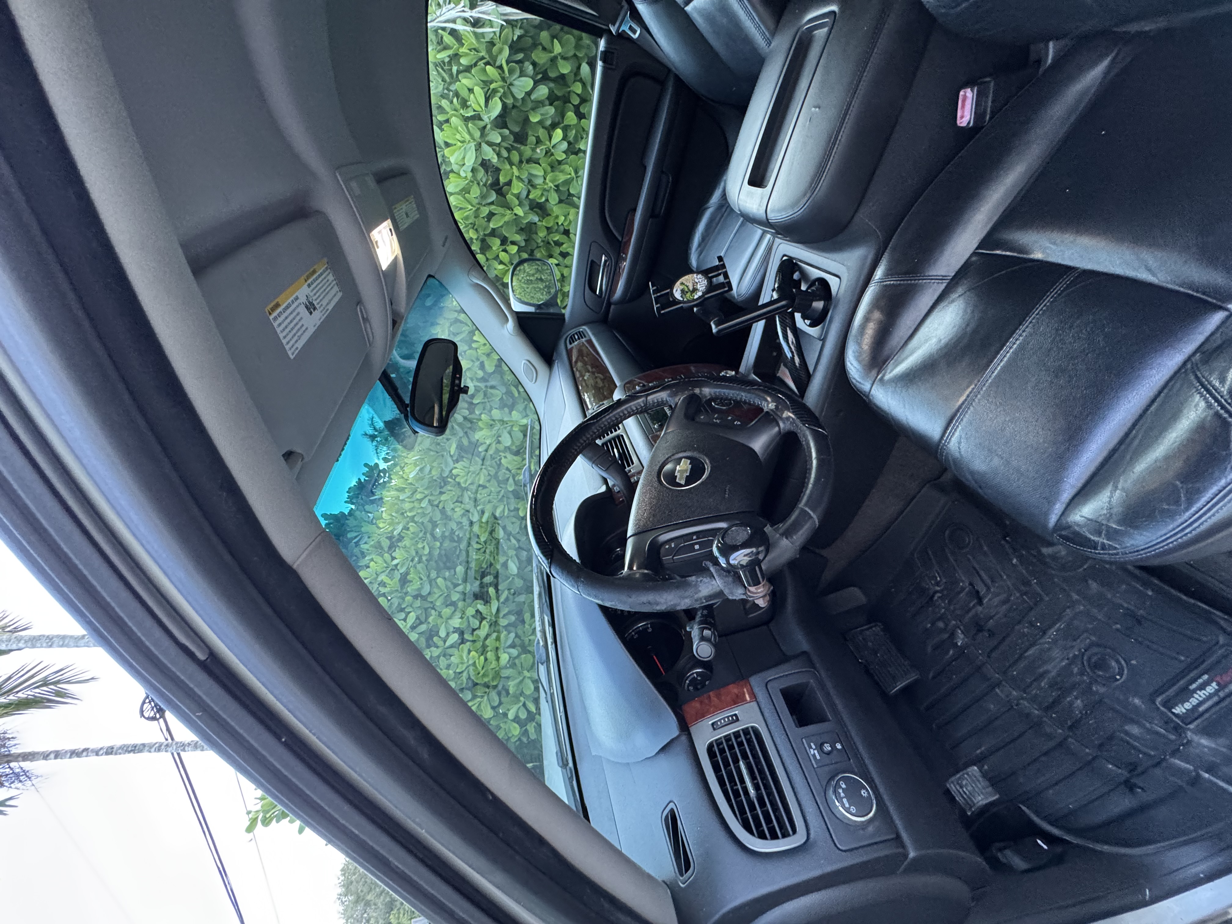 Used 2009 Chevrolet Suburban LT RWD image 4