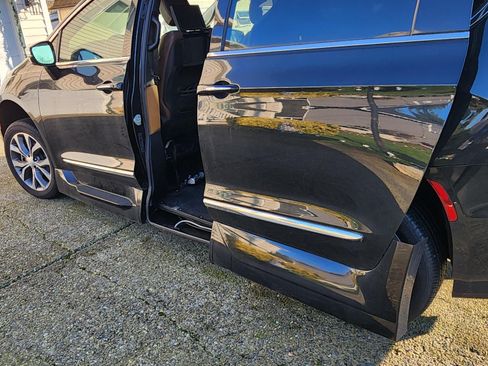 Used 2018 Chrysler Pacifica Limited w/ Tire & Wheel Group image 5