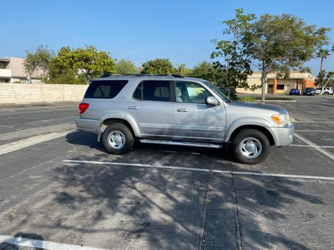 Used 2005 Toyota Sequoia SR5 w/ Convenience Pkg image 2