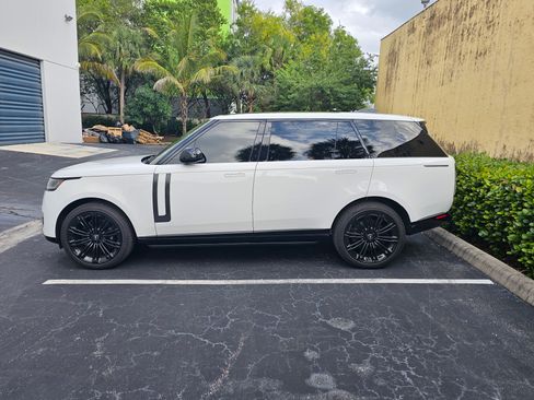 Used 2024 Land Rover Range Rover Long Wheelbase SE image 2