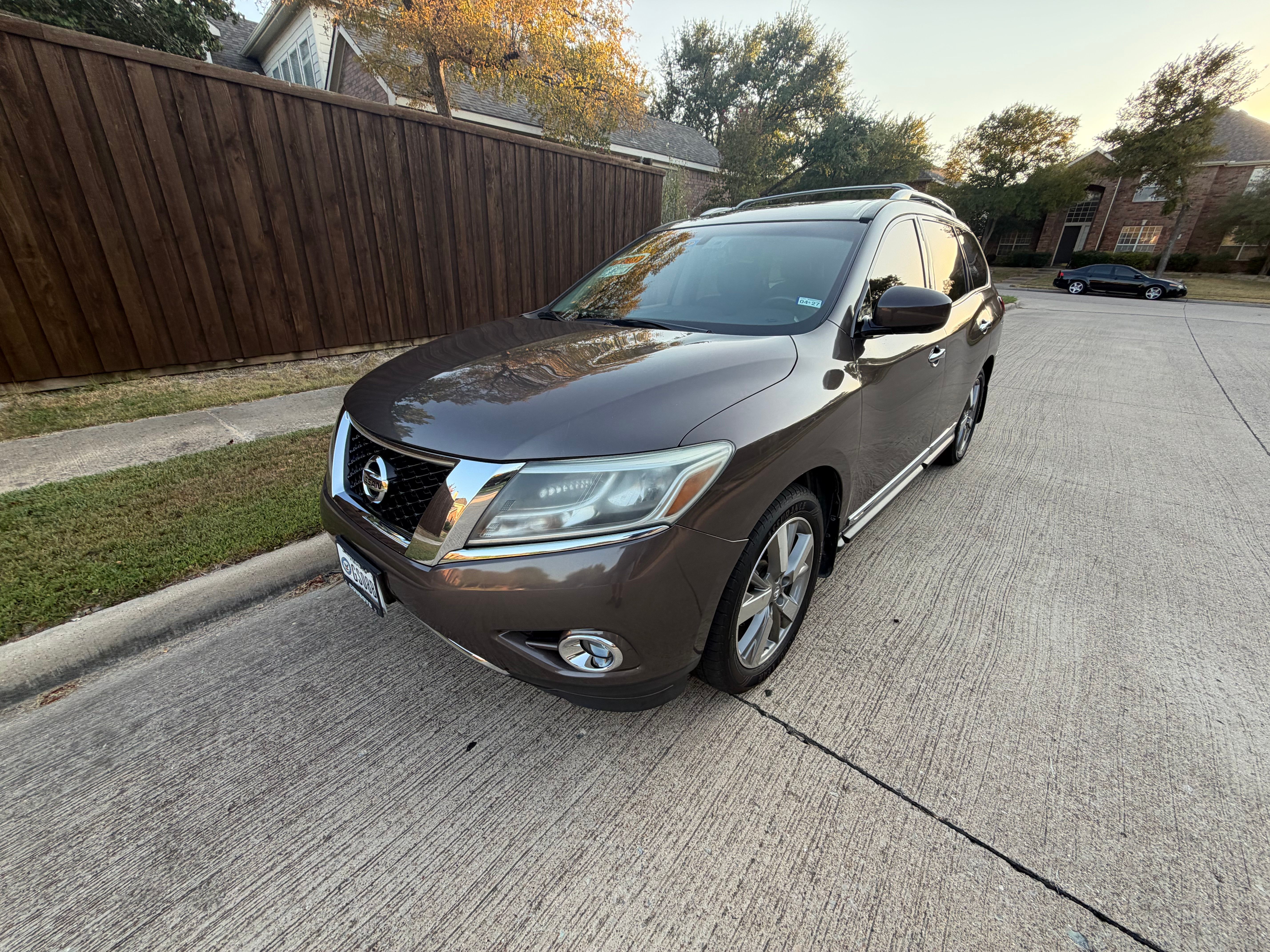 Used 2015 Nissan Pathfinder Platinum w/ Family Entertainment Package FWD image 4